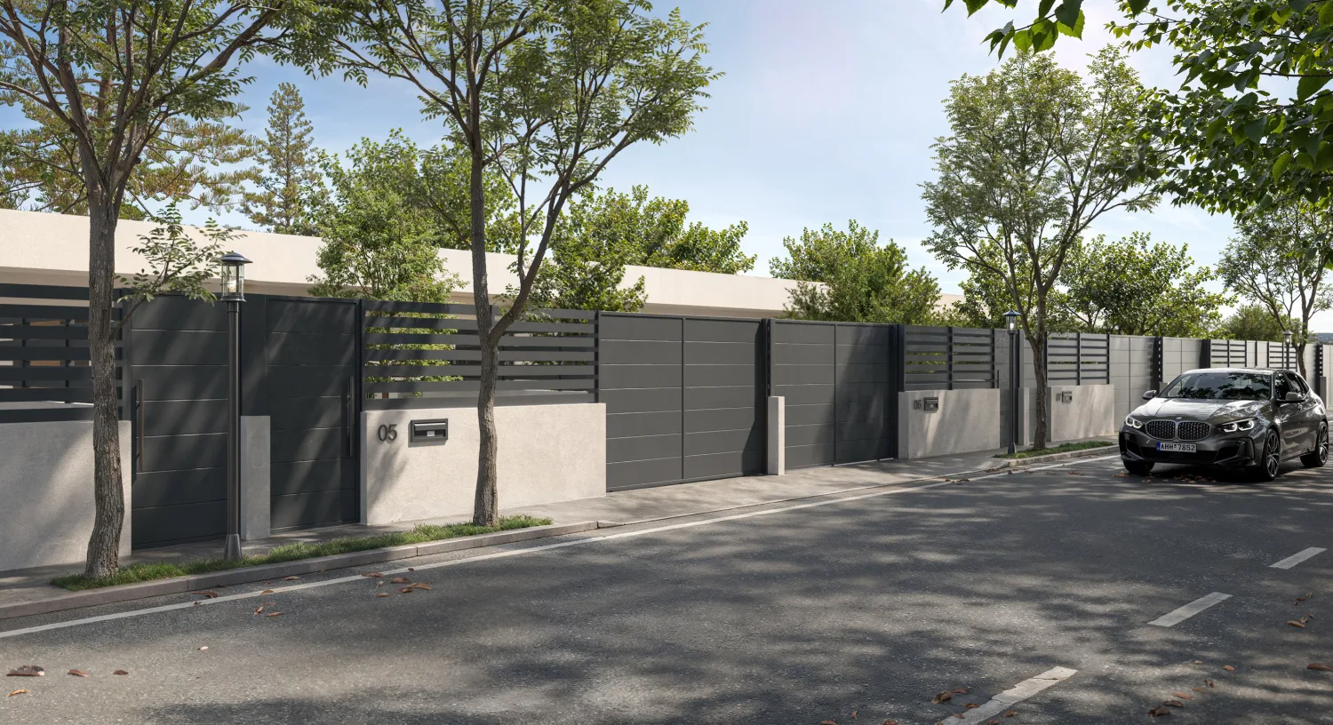 Fachada de la vivienda al anochecer